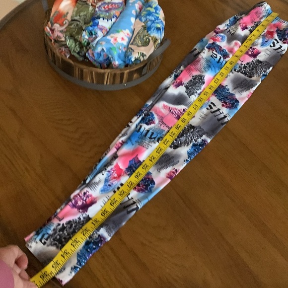 BUNDLE OF 6 Pairs of Dinifen Floral and Paisley Leggings Size M L NWT - Picture 6 of 6